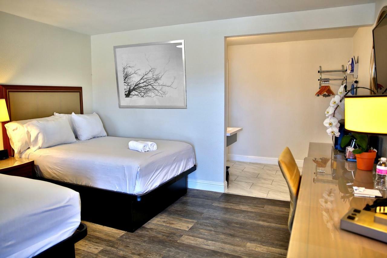 Travelodge By Wyndham Кресънт Сити Екстериор снимка