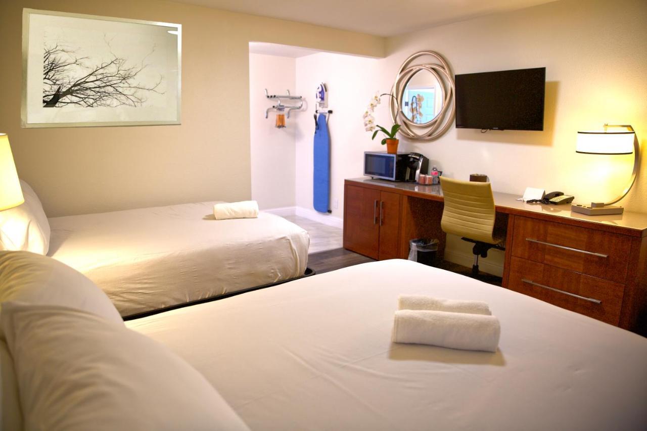 Travelodge By Wyndham Кресънт Сити Екстериор снимка
